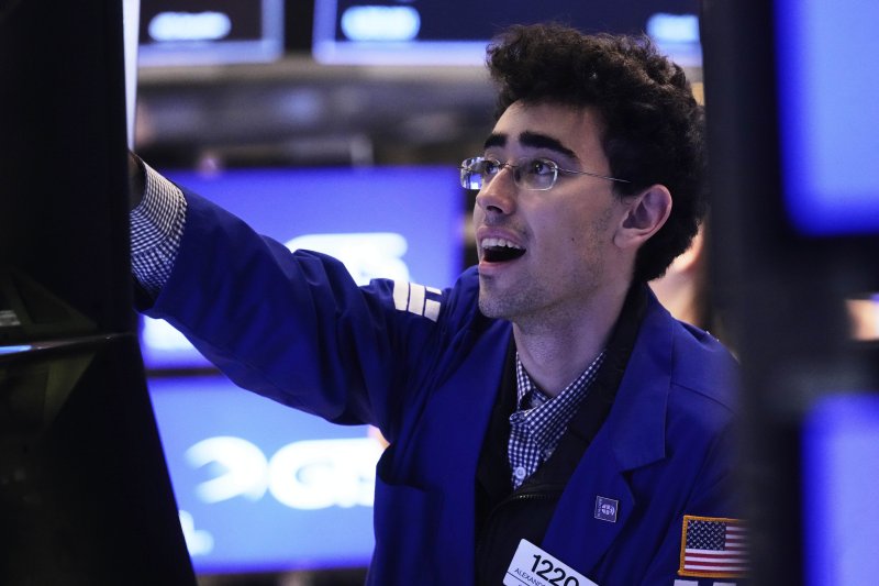 뉴욕 증시가 11일(현지시간) 급등세로 돌아선 가운데 뉴욕증권거래소(NYSE)에서 한 스페셜리스트가 환호하고 있다. 엔비디아가 1주일 동안 17.6% 폭등하는 등 M7 빅테크가 모두 큰 폭으로 오른 덕에 나스닥 지수는 주간 상승률이 7.3%를 기록했다. AP 뉴시스