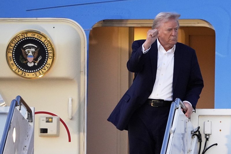 도널드 트럼프 미국 대통령이 11일(현지시간) 플로리다주 팜비치 공항에 도착하면서 손을 불끈 쥐어 보이고 있다. AP 뉴시스