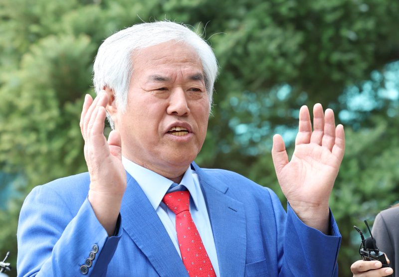 제22대 총선 당시 자유통일당 비례대표 공천 대가로 금전을 요구한 혐의를 받는 전광훈 사랑제일교회 목사가 11일 오후 서울북부지방법원에서 진행된 첫 번째 공판에 출석하기 전 인터뷰를 하고 있다. 2025.4.11/뉴스1 ⓒ News1 권현진 기자 /사진=뉴스1