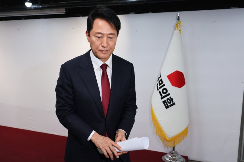 오세훈 서울시장이 12일 오전 서울 여의도 국민의힘 당사에서 가진 긴급 기자회견에서 대선 불출마 선언을 마친 후 기자회견장을 나서고 있다. 뉴스1