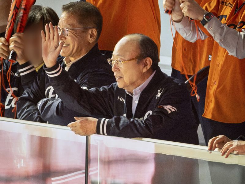 김승연 한화그룹 회장이 지난 11일 대전 <span id='_stock_code_088350' data-stockcode='088350'>한화생명</span> 볼파크를 찾아 이글스 경기를 찾은 팬들과 인사하고 있다. 한화그룹 제공