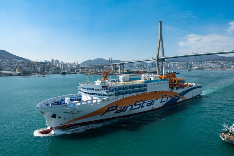 럭셔리 크루즈페리 '팬스타 미라클호'가 부산항대교를 통과해 13일 일본 오사카 첫 항해에 나섰다. 팬스타그룹 제공