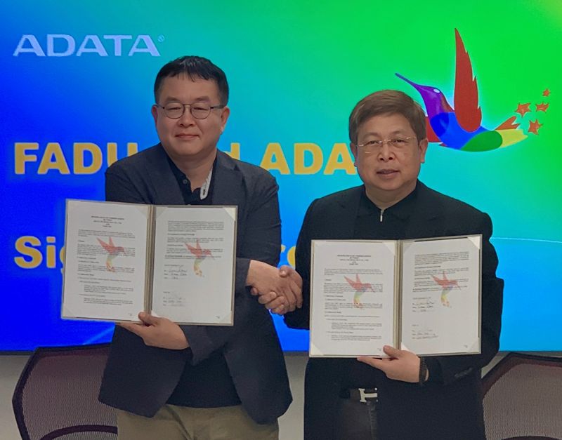 남이현 <span id='_stock_code_440110' data-stockcode='440110'>파두</span> 대표(왼쪽)가 지난 2일 대만 타이베이 에이데이터 본사에서 사이먼 첸 에이데이터 회장과 협약을 체결한 뒤 악수하고 있다. 파두 제공