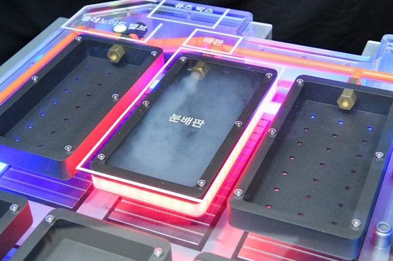 <span id='_stock_code_012330' data-stockcode='012330'>현대모비스</span>가 열폭주를 방지하기 위해 개발한 배터리시스템 모형. 발화 지점에 소화약제를 강한 압력으로 분사해 화재를 진압할 수 있다. 현대모비스 제공