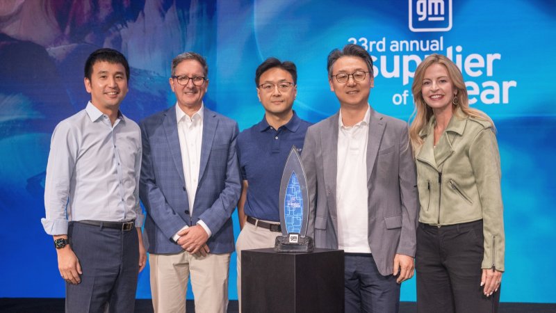 은석현 <span id='_stock_code_066570' data-stockcode='066570'>LG전자</span> VS사업본부장(부사장) 등 LG전자 임직원들이 미국 제너럴모터스(GM)으로부터 '최우수 크리에이티비티 팀'을 받고, GM의 크리스틴 토스 전장부품&middot;소프트웨어&middot;커넥티비티 구매 총괄과 기념 촬영을 하고 있다.LG전자 제공 