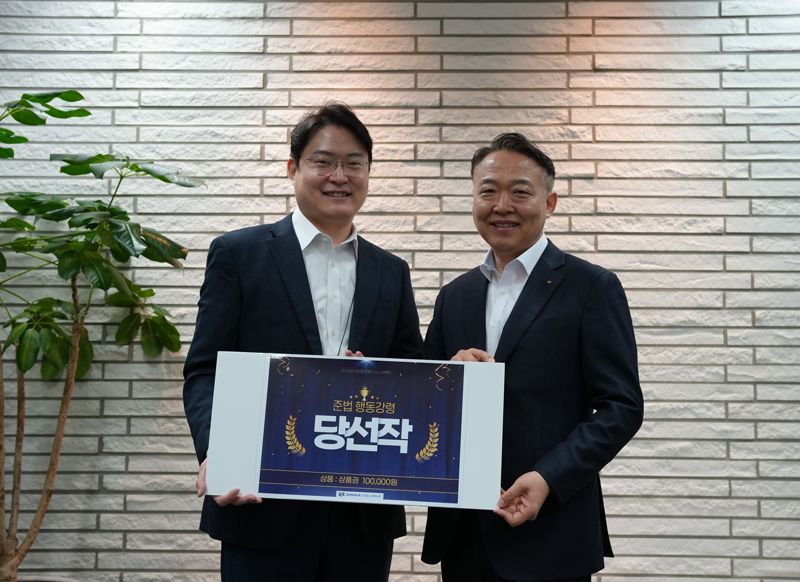 <span id='_stock_code_001230' data-stockcode='001230'>동국홀딩스</span> 관계자들이 14일 <span id='_stock_code_460860' data-stockcode='460860'>동국제강</span>그룹 제 2회 준법의 날 행사에 참여해 기념촬영을 하고 있다. 동국제강그룹 제공