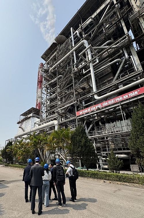 지난 2일 베트남 하노이 '나즈엉 발전소'에서 SGC E&C와 <span id='_stock_code_005090' data-stockcode='005090'>SGC에너지</span>, 베트남 비나코민 파워, PECC1 등 주요 관계자가 현장 답사를 하며 친환경 설비 개발 사업을 논의하고 있다. SGC E&C 제공