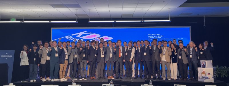 (첫째줄 왼쪽 여덟번째부터) 정일부 IMM 인베스트먼트 대표, 박기호LB인베스트먼 트대표, 남기문 스마일게이트인베스트먼트 대표, 강 석훈 산업은행 회장, 사이드 아미디 플러그 앤플레이 회장, 이준성 산업은행 부행장, 황만순 한국투자 파트너스 대표.한국산업은행 제공