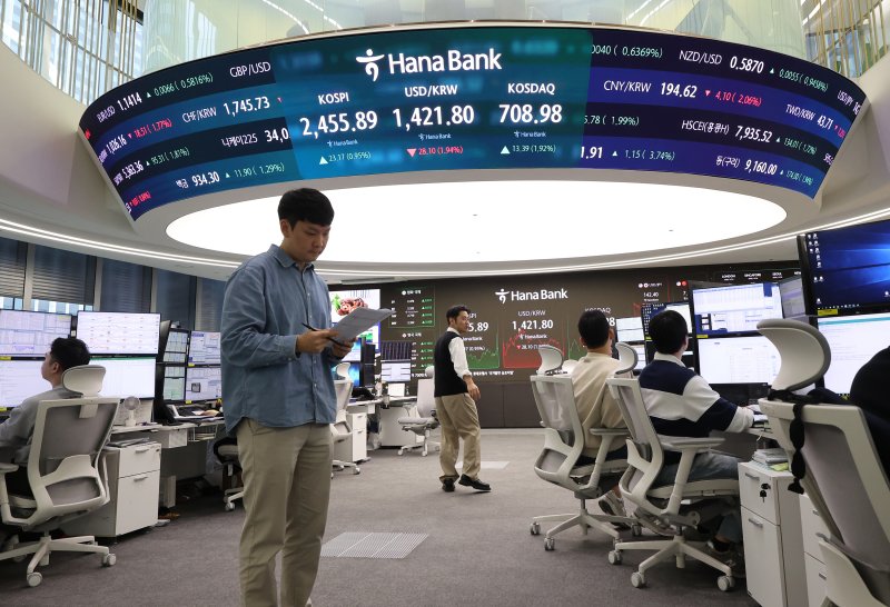 14일 서울 중구 하나은행 딜링룸에서 딜러들이 대화하고 있다. 이날 코스피는 미국 트럼프 행정부의 관세 정책에 대한 우려가 일부 완화되자 전장보다 23.17포인트(0.95%) 오른 2,455.89에 장을 마쳤다. 사진=연합뉴스