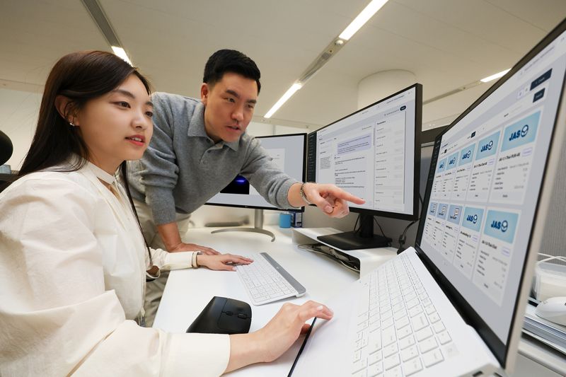 <span id='_stock_code_030200' data-stockcode='030200'>KT</span> 직원들이 태국어 LLM 플랫폼 구축 프로젝트에서 개발한 LLM 운영 관리 환경 'LLM 옵스'를 테스트하고 있다. KT 제공