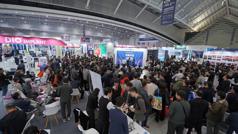 지난 11~13일 인천 송도 컨벤시아에서 열린 ‘한국국제치과의료기기 종합전시회(KDX) 2025’의 <span id='_stock_code_039840' data-stockcode='039840'>디오</span>임플란트 부스 현장. 디오임플란트 제공