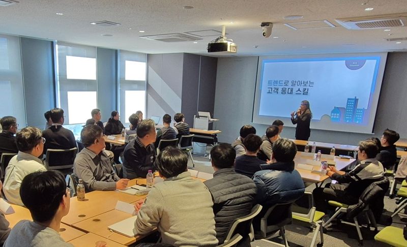 <span id='_stock_code_375500' data-stockcode='375500'>DL이앤씨</span> 각 지역사무소 CS 담당자들이 서울 종로구 돈의문 디타워 본사에서 전문 CS 교육을 받고 있다. DL이앤씨 제공