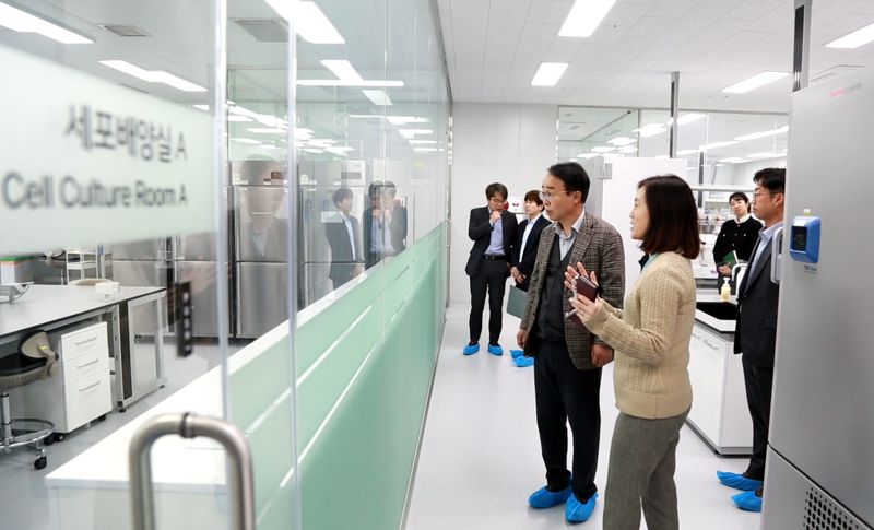박성호 부산진해경제자유구역청장이 <span id='_stock_code_950210' data-stockcode='950210'>프레스티지바이오파마</span>IDC를 찾아 관계자들과 이야기를 나누고 있다. 부산진해경자청 제공