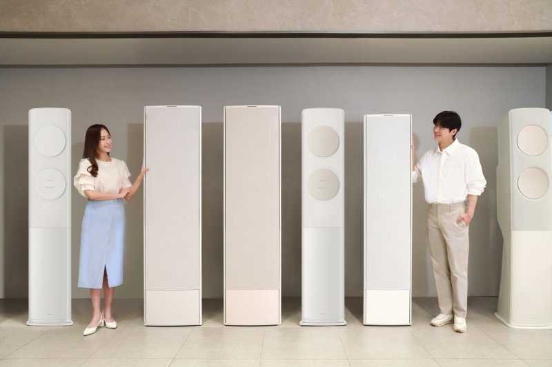 삼성전자 모델이 2025년형 가정용 AI 에어컨 라인업을 소개하고 있다. 삼성전자 제공