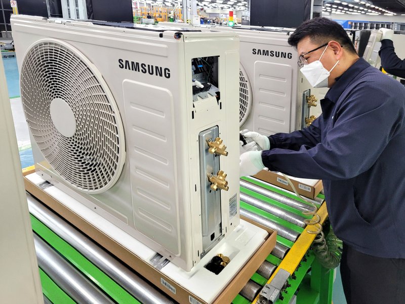 삼성전자가 에어컨 수요에 신속하게 대응하기 위해 AI 에어컨 생산라인을 풀가동하고 있다. 삼성전자 제공