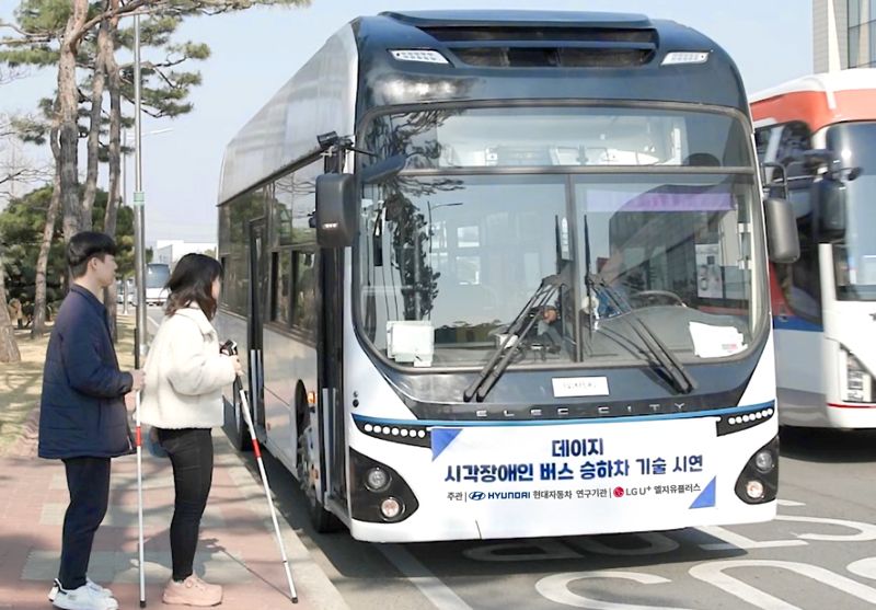 <span id='_stock_code_003550' data-stockcode='003550'>LG</span>유플러스 연구원들이 데이지 솔루션을 이용해 시각장애인의 버스 탑승을 시연하는 모습. <span id='_stock_code_032640' data-stockcode='032640'>LG유플러스</span> 제공