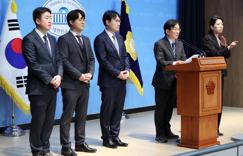 더불어민주당 중소기업특별위원회 위원장인 권칠승 의원이 15일 서울 여의도 국회 소통관에서 기자회견을 열고 AI 변호사ㆍ원격의료 관련 등 대선 공약 반영을 위한 정책 제안을 하고 있다. 연합뉴스 제공