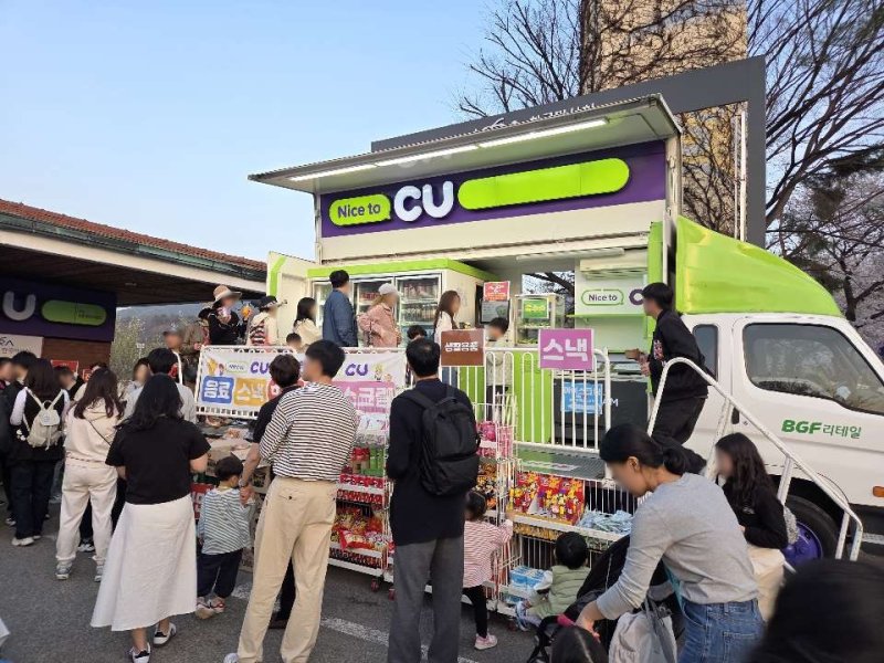 편의점 CU가 운영하는 이동형 편의점 모습. <span id='_stock_code_282330' data-stockcode='282330'>BGF리테일</span> 제공