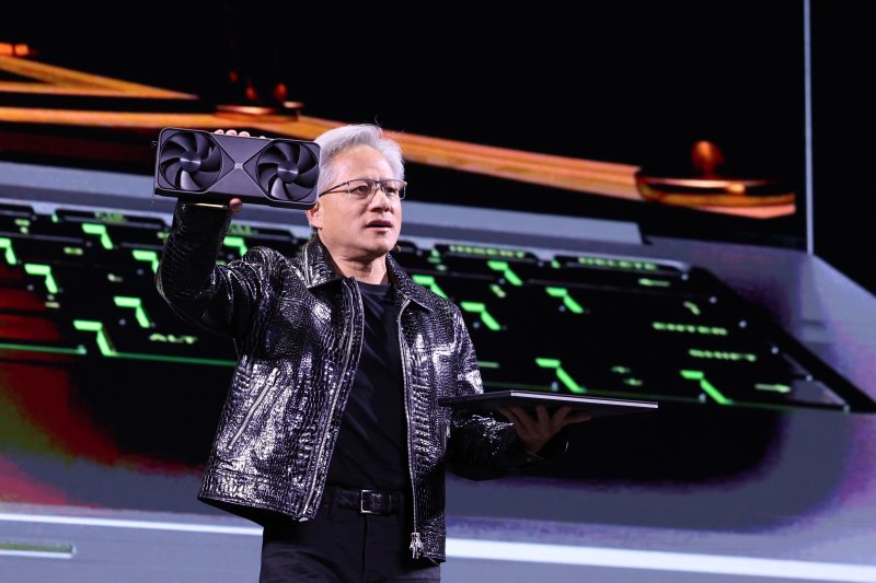 젠슨 황 엔비디아 최고경영자(CEO)가 올 초 욜린세계 최대 IT(정보기술)&middot;가전 전시회 'CES 2025' 개막 전야제에서 미국 네바다주 라스베이거스 만달레이베이 컨벤션센터에서 기조연설을 하고 있다. 뉴스1 제공. 