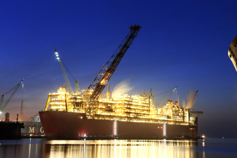 <span id='_stock_code_010140' data-stockcode='010140'>삼성중공업</span>이 다국적 오일메이저인 로열더치 쉘에서 수주해 2016년 인도한 세계 최대 규모 크기의 부유식 액화천연가스 생산&middot;저장&middot;하역설비(FLNG) 전경. 호주 북해 해역에서 작업 중인 해당 FLNG는 길이 488m로, 우리나라 최고층 빌딩인 롯데월드타워(555m)보다 조금 작다. 삼성중공업 제공