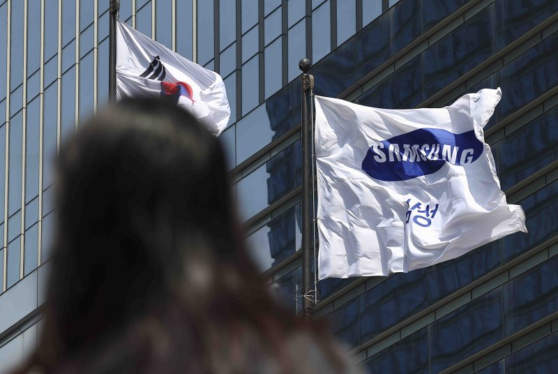 서울 서초구 <span id='_stock_code_005930' data-stockcode='005930'>삼성전자</span> 서초사옥에 깃발이 바람에 날리고 있다.  /사진=뉴시스