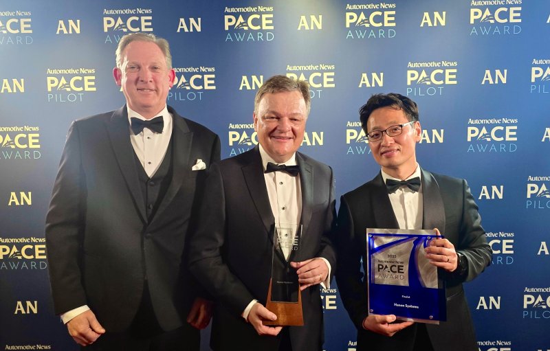 브라이언 트루도 <span id='_stock_code_018880' data-stockcode='018880'>한온시스템</span> 부사장, 울리 스투헤츠 한온시스템 최고기술책임자(CTO), 박지용 한온시스템 <span id='_stock_code_197210' data-stockcode='197210'>리드</span> 엔지니어(왼쪽부터)가 15일(현지시간) 미국 디트로이트에서 열린 '2025 페이스(PACE) 어워드'에서 기념 사진을 찍고 있다. 한온시스템 제공