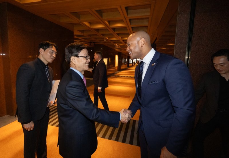 16일 서울시 강남구 삼성동 그랜드인터컨티넨탈 호텔에서 윤진식 한국무역협회 회장(왼쪽)과 웨스 무어 미국 메릴랜드 주지사가 인사를 나누고 있다.한국무역협회 제공