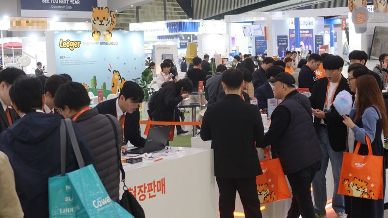 인천 송도 컨벤시아에서 열린 국제치과의료기기전시회(KDX 2025)에 설치된 <span id='_stock_code_048260' data-stockcode='048260'>오스템임플란트</span> 부스. 오스템임플란트 제공