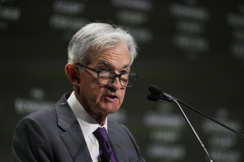 제롬 파월 미국 연방준비제도(연준) 의장이 16일(현지시간) 일리노이주 시카고에서 연설하고 있다 파월 의장은 이날 시카고경제클럽 연설에서 도널드 트럼프 대통령의 관세로 인해 연준이 물가안정과 성장이라는 두 마리 토끼 사이에서 어느 것을 택해야 할지 딜레마를 겪을 수도 있게 됐다고 경고했다. AP 연합