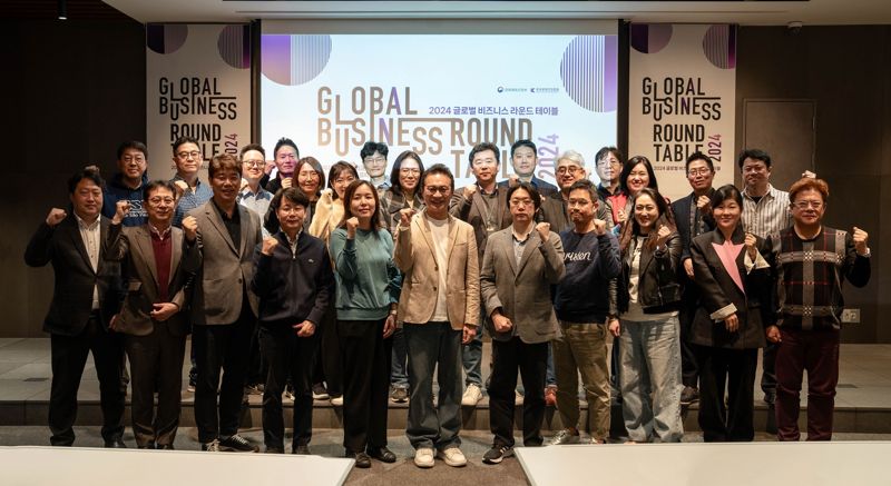 2024 글로벌 비즈니스 라운드 테이블 해외 비즈니스센터장 단체사진. 한국콘텐츠진흥원은 해외 비즈니스센터와 콘텐츠기업 간 1:1 해외진출 컨설팅을 지원하는 ‘글로벌 비즈니스 라운드 테이블’ 개최를 통해 콘텐츠 업계와의 소통과 밀착 지원을 위해 노력 중이다.