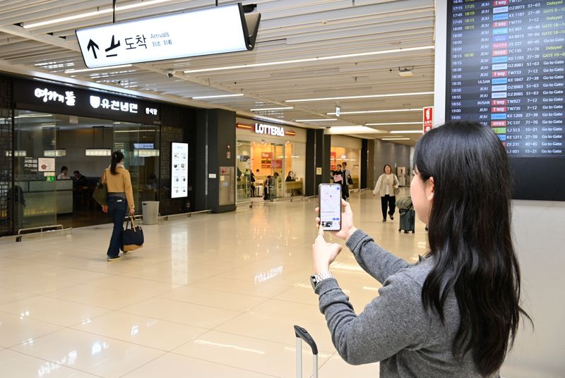 김포공항 이용객이 <span id='_stock_code_035720' data-stockcode='035720'>카카오</span>맵 실내지도를 통해 공항 내 상업시설 위치와 이용 정보를 확인하고 있다. 한국공항공사 제공