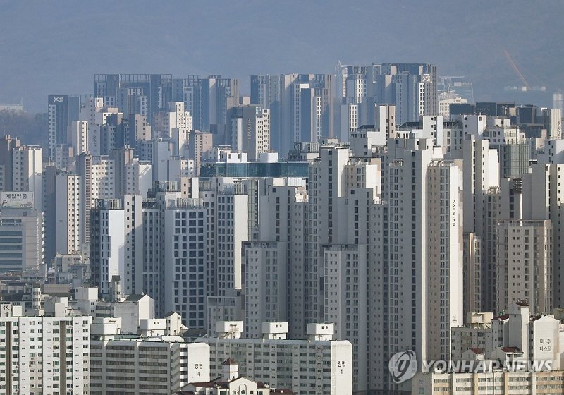 서울 서초구&middot;강남구의 아파트 단지 전경. 사진=연합뉴스