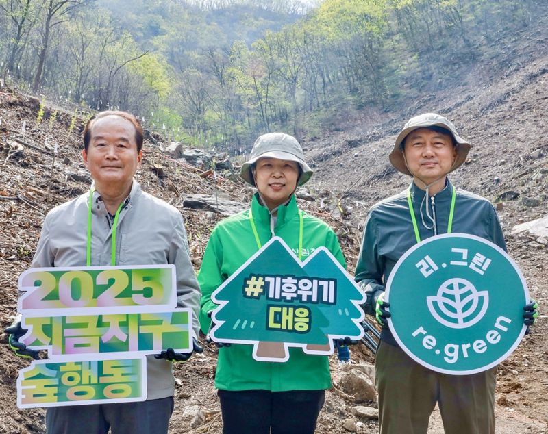 17일 경기도 용인시 처인구 이동읍 묵리 '제2호 현대백화점그룹 탄소중립의 숲'에서 장호진 <span id='_stock_code_005440' data-stockcode='005440'>현대지에프홀딩스</span> 사장(오른쪽), 강혜영 북부지방산림청장(가운데), 허상만 사단법인 생명의숲 이사장이 기념 사진을 촬영하고 있다. 현대백화점그룹 제공