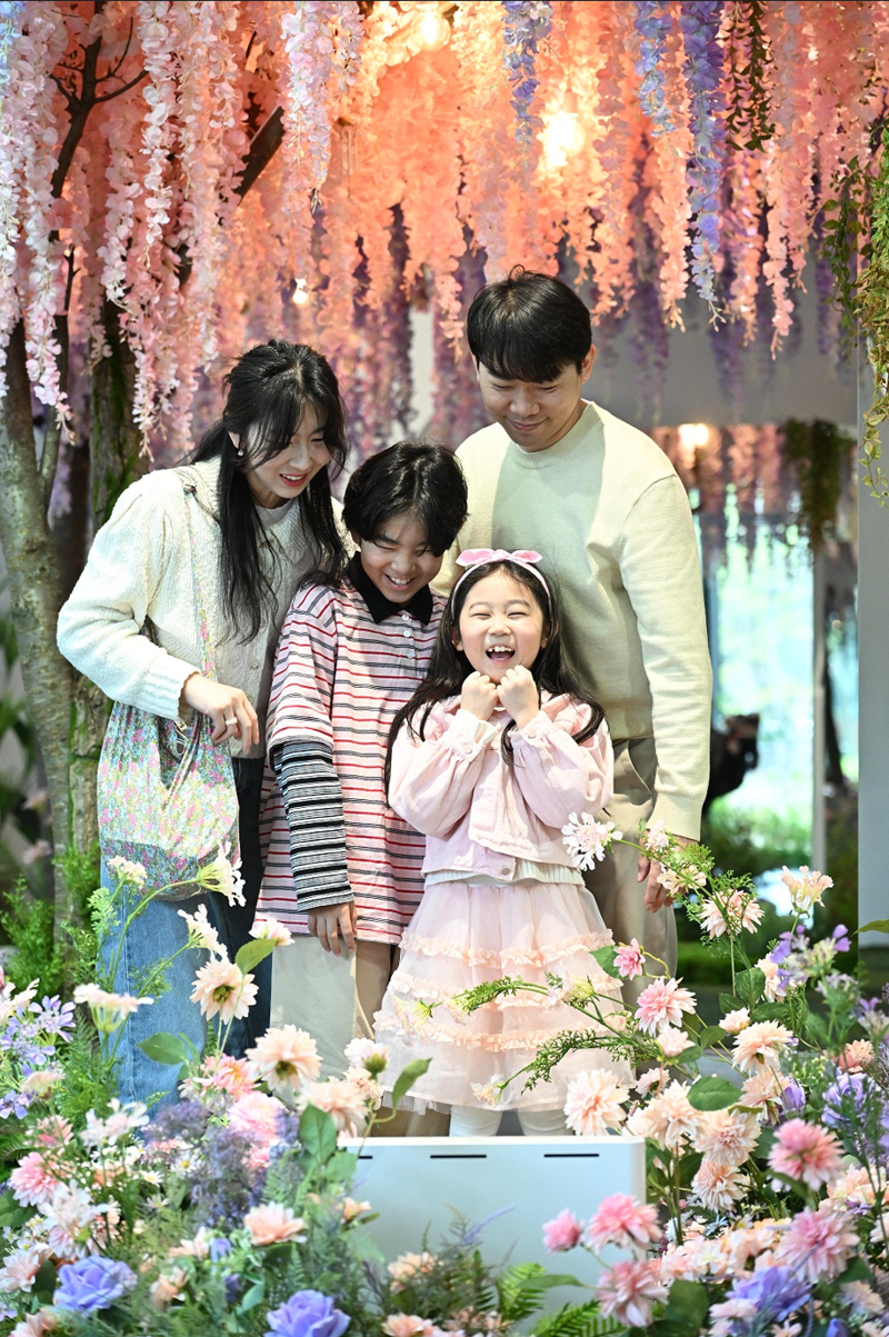 래미안갤러리 '사계전.집'을 관람 중인 가족 고객. <span id='_stock_code_028260' data-stockcode='028260'><span id='_stock_code_028260' data-stockcode='028260'>삼성물산</span></span> 건설부문 제공