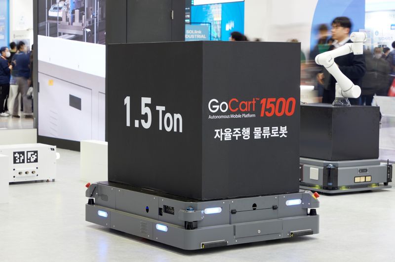 유진로봇이 2025 스마트공장·자동화산업전(AW2025)에서 선보인 '고카트 1500'. 유진로봇 제공
