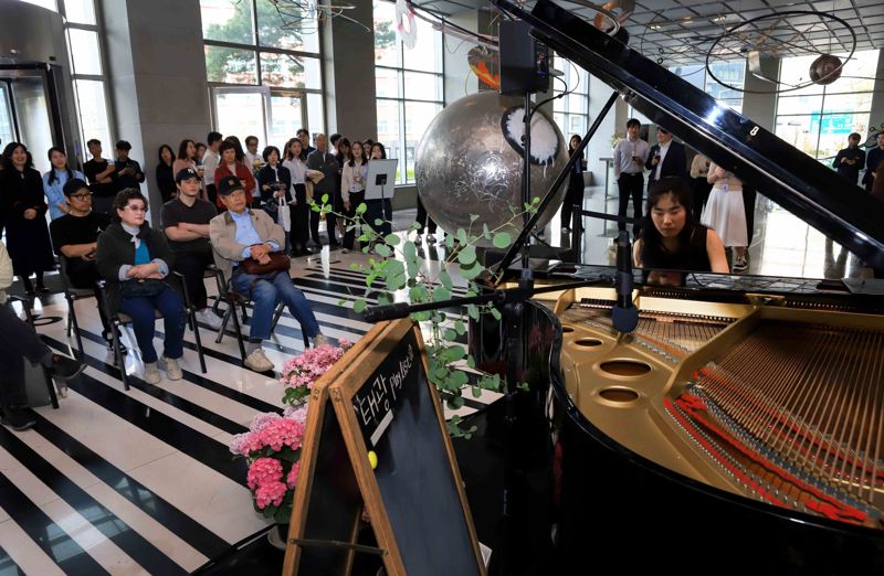 <span id='_stock_code_023160' data-stockcode='023160'>태광</span>그룹이 진행하는 <태광 봄 음악회: 함께 봄, 즐겨 봄> 공연이 서울 광화문 흥국생명빌딩 1층 로비열렸다. 이날 연주자로 나선 유예은씨가 피아노 공연을 펼치고 있다. 태광그룹제공 