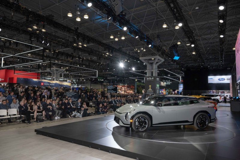 기아가 보도발표회에서 전기차 ‘EV4 GT-Line'를 소개하는 모습. 현대차그룹 제공