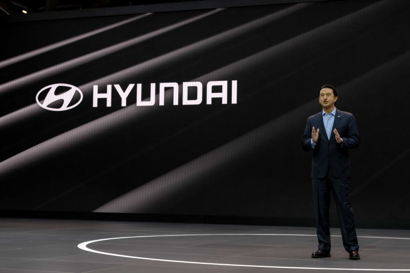 호세 무뇨스 현대차 대표이사 사장이 16일(현지시간) 미국 뉴욕 제이컵 재비츠 컨벤션 센터에서 열린 '2025 뉴욕 국제 오토쇼'에서 발표를 하고 있다. 현대차그룹 제공