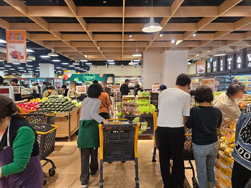 17일 서울 강동구에 문을 연 이마트 푸드마켓 고덕점 매장이 사람들로 붐비고 있다. 사진=이정화 기자