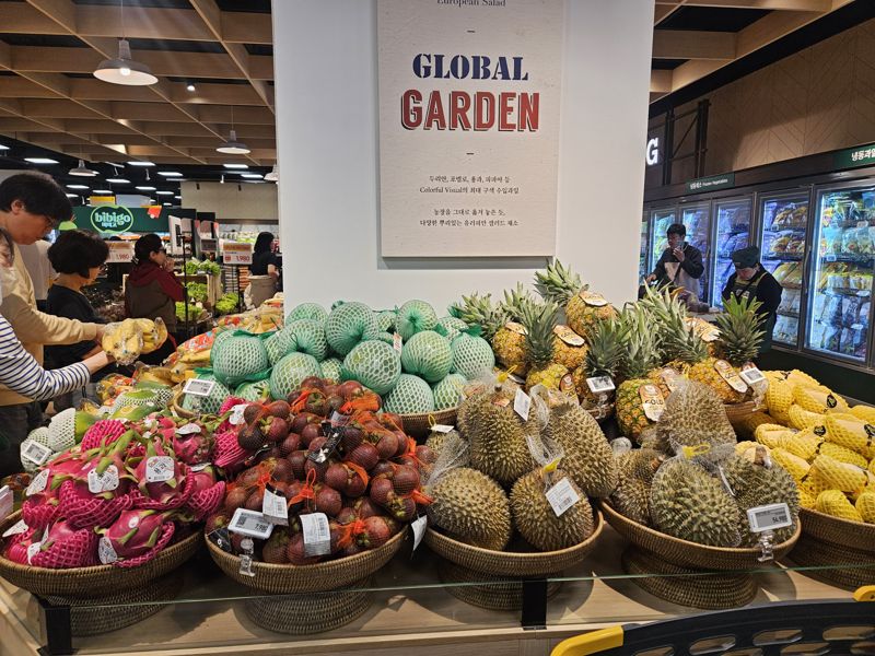 서울 강동구 이마트 푸드마켓 고덕점에 다양한 종류의 과일 상품이 진열돼있다. 사진=이정화 기자