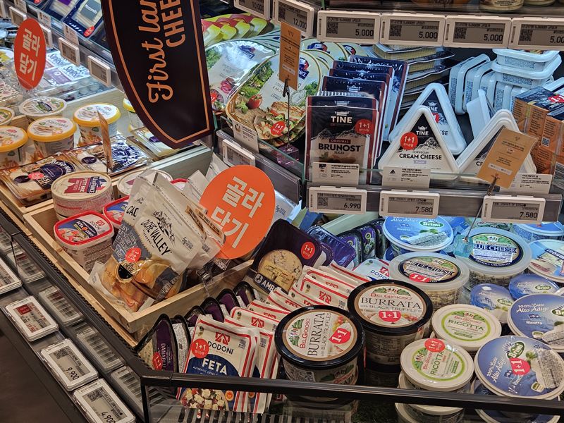 서울 강동구 이마트 푸드마켓 고덕점에 다양한 종류의 치즈 상품이 진열돼있다. 사진=이정화 기자