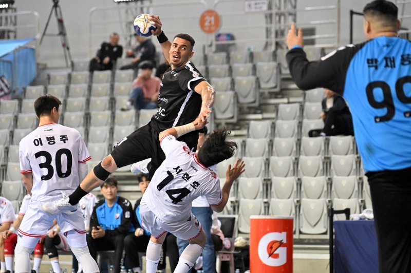 지난 17일 하남시청과 경기에서 슛을 던지는 <span id='_stock_code_034730' data-stockcode='034730'>SK</span> 주앙 푸르타도. 한국핸드볼연맹 제공 