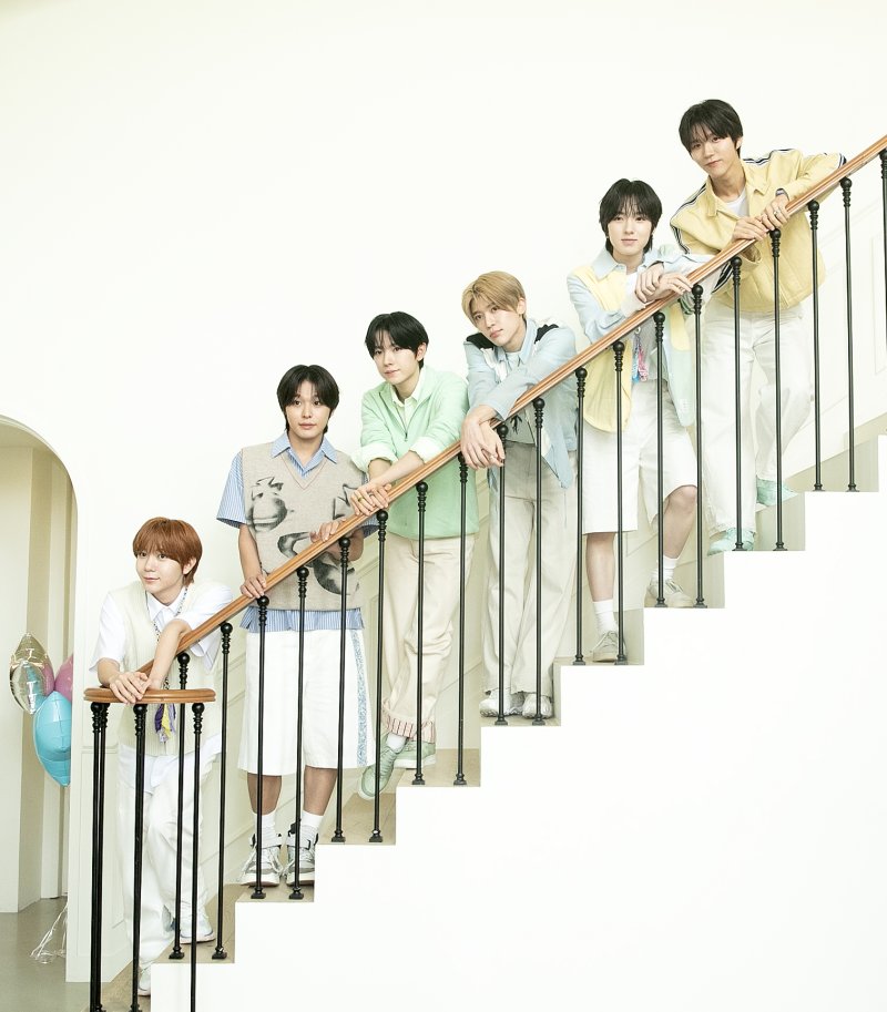 그룹 NCT 위시가 지난 10일 오전 서울 용산구 로그먼트 빌라트에서 인터뷰에 앞서 포즈를 취하고 있다. 뉴시스