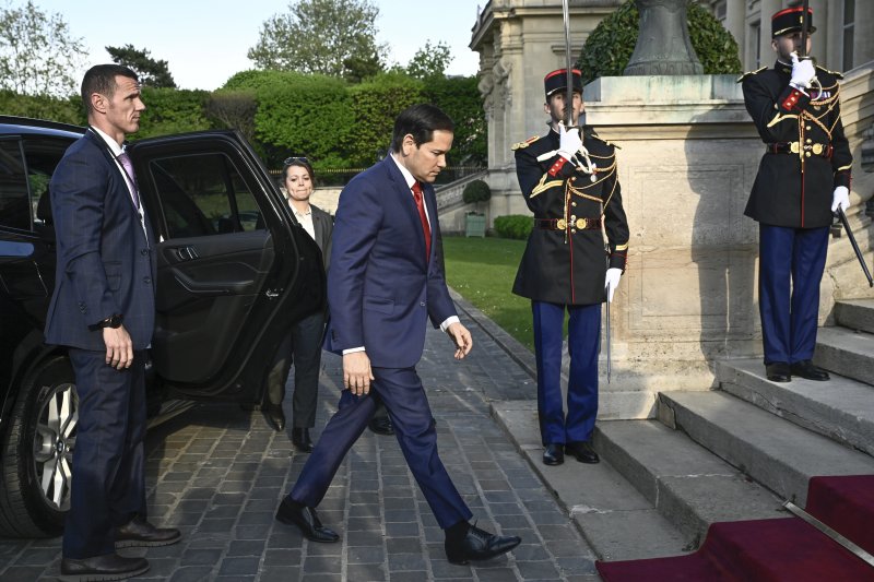 마코 루비오 미 국무장관이 17일(현지시간) 유럽, 우크라 대표들과 만나기 전 프랑스의 장-노엘 바로 외무장관을 예방하고 있다. AP 뉴시스