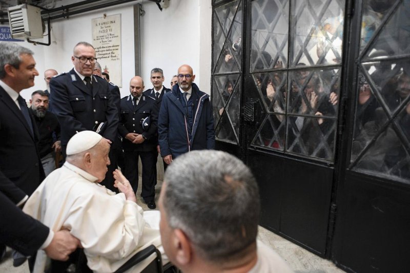 프란치스코 교황이 17일(현지시간) 로마의 레지나 코엘리 교도소를 방문하는 동안 닫힌 문 뒤에 있는 수감자들에게 손을 흔들고 있다. AP 연합뉴스