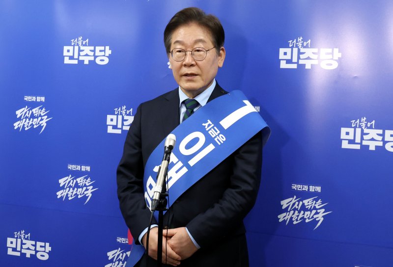 [청주=뉴시스] 조성봉 기자= 이재명 제21대 대통령 선거 더불어민주당 경선 후보가 19일 오후 충북 청주시 서원구 청주체육관에서 열린 제21대 대통령선거 후보자 선출을 위한 충청권 합동연설회에서 1위를 기록, 소감을 밝히고 있다. 2025.04.19. suncho21@newsis.com <저작권자ⓒ 공감언론 뉴시스통신사. 무단전재-재배포 금지.> /사진=뉴시스화상