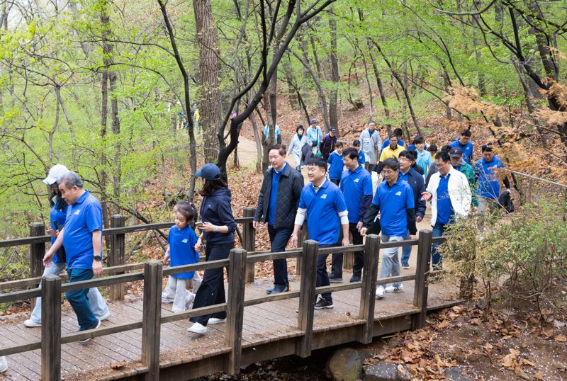 우기홍 대한항공 부회장(왼쪽 여섯번째)을 비롯한 대한항공&middot;아시아나 임직원 및 가족들이 지난 19일 경기 부천시 부천종합운동장에서 열린 노조 61주년 기념 '노사 한마음 페스타'에 참여해 진달래 동산 걷기 프로그램에 참여하고 있다. 대한항공 제공