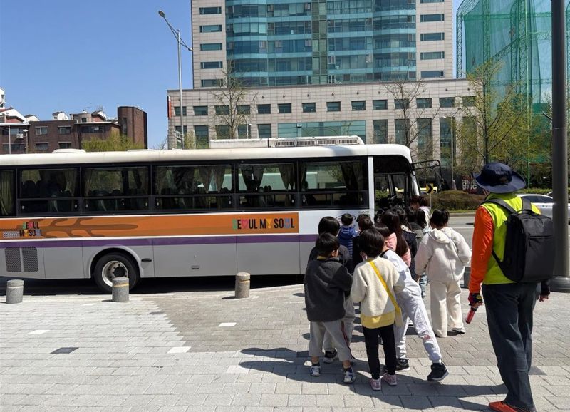 서울거여초등학교 학생들이 지난 15일 현장체험학습으로 서울백제어린이박물관 방문 후 동행쌤과 함께 셔틀버스를 타고 있다. 서울시교육청 제공