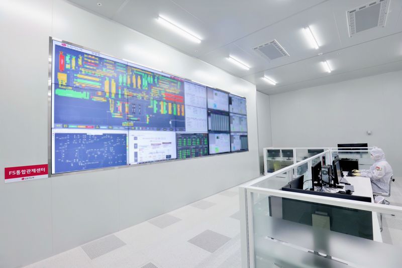 경북 구미 <span id='_stock_code_011070' data-stockcode='011070'>LG이노텍</span> ‘드림 팩토리’ 내 라인 모니터링 시스템(LMS)이 갖춰진 통합관제실. 이곳에서 FC-BGA 생산 현황을 한눈에 파악할 수 있다. LG이노텍 제공