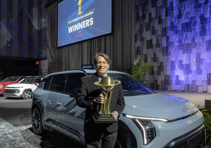 지난 16일(현지시간) 미국 뉴욕 제이컵 재비츠 컨벤션센터에서 진행된 '2025 월드카 어워즈'에서 스티븐 센터 기아 미국법인 최고운영책임자(COO)가 '세계 올해의 자동차'로 선정된 EV3와 함께 기념촬영을 하고 있다. 기아 제공